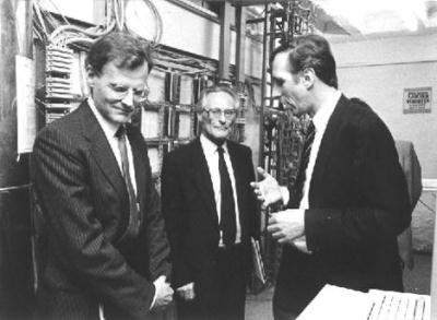 IBM-Generaldirektor Riesenfelder und Wissenschaftsminister Tuppy im Modemraum der TU Wien (1989)